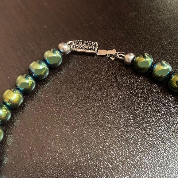 Iridescent Green Glass Graduated Glass Bead Choker - Picture 4 of 5